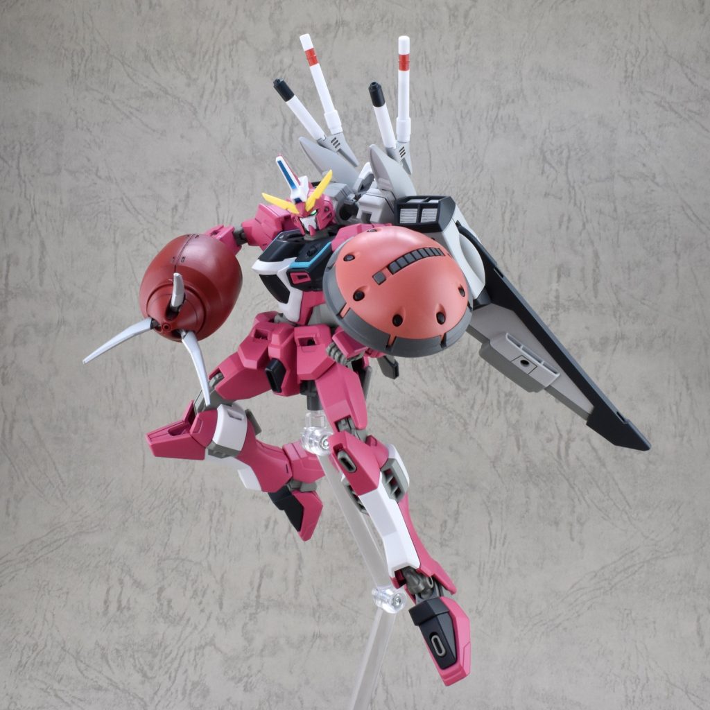 パージしたズゴックのクロ―と頭部ミサイルは武器として使用できるというオリジナル設定です。