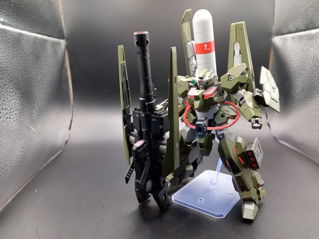 ガンダムバーチェやドーベンウルフのメガランチャーを参考にして大型砲を腰にドッキングして大出力の砲撃をするという事で、、、。