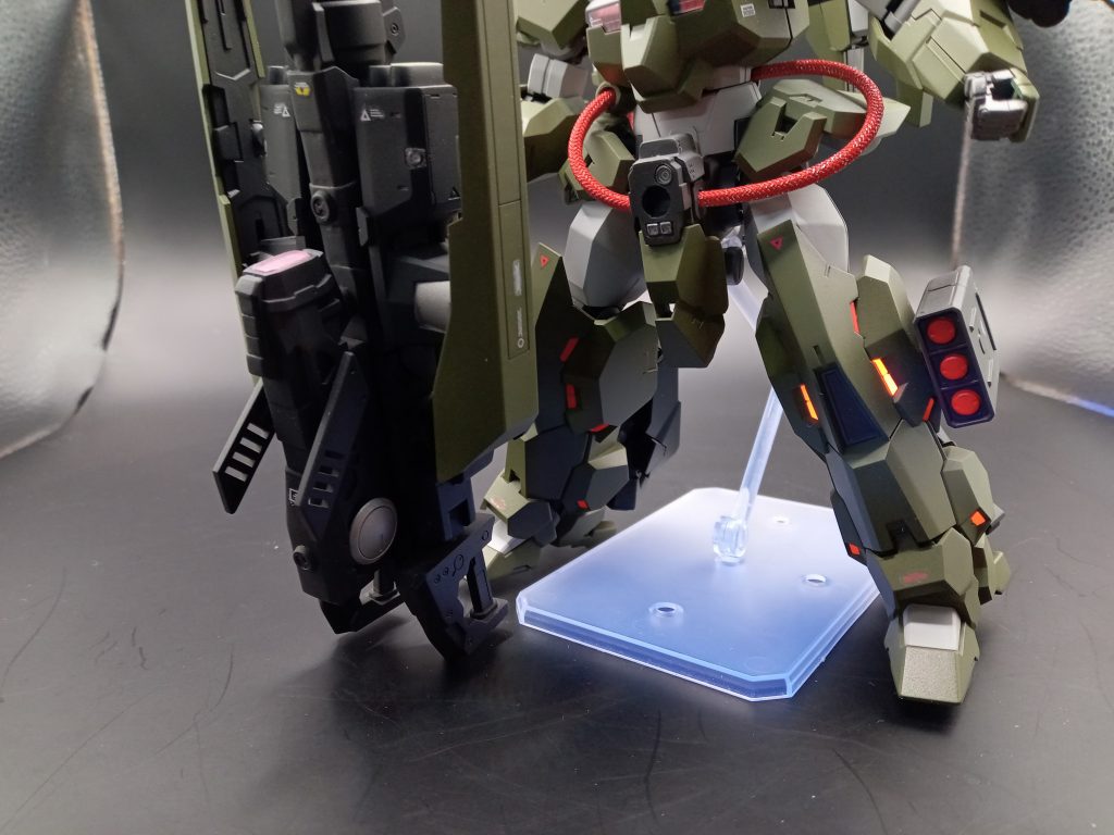 脚の本来黒っぽいところも蛍光塗装で光って見えるようにしました。