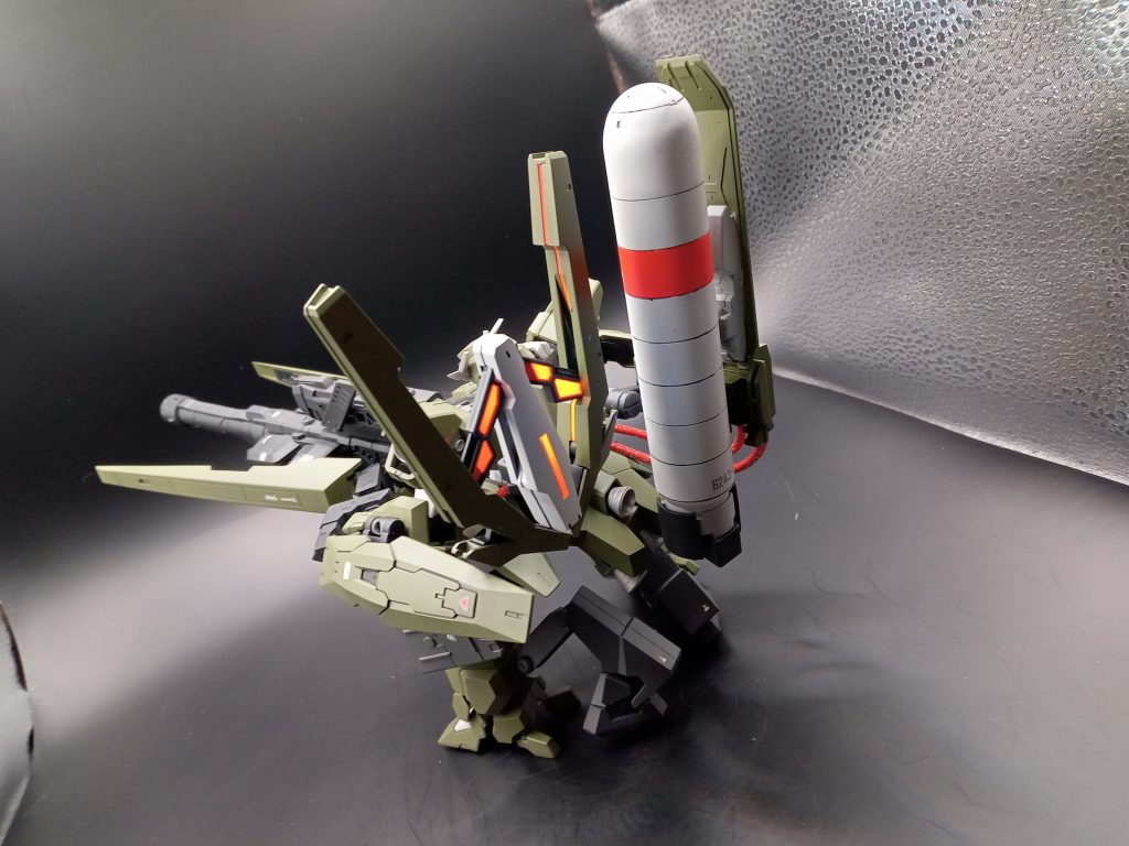 フェーズドアレイキャノンはユーチューブを参考にシールをマスキングテープにして蛍光塗料で塗装しました。けっこううまくいったと思います。 大出力ビームを発射するという事で燃料タンク的なモノを付けました。ガナーザクウォーリアみたいな感じですね。