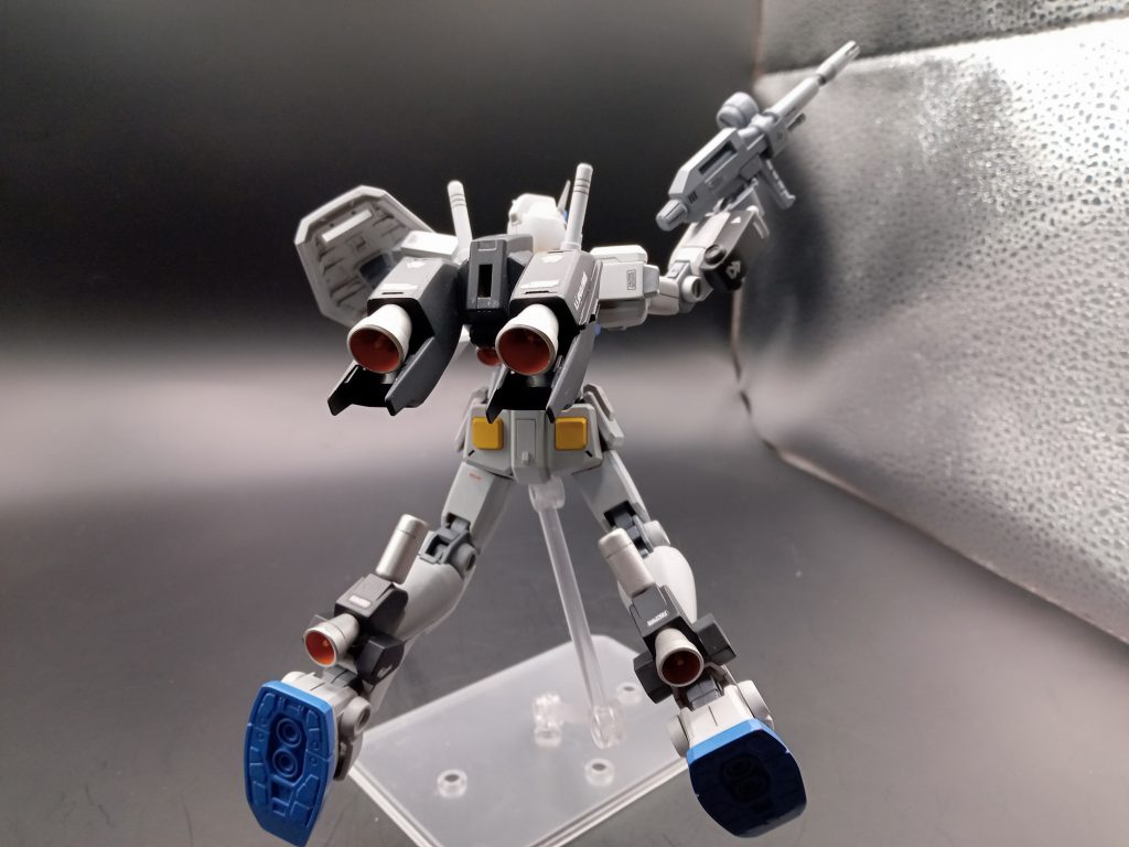 バックパックと両足にバーニアを追加して高機動型という事にしました。