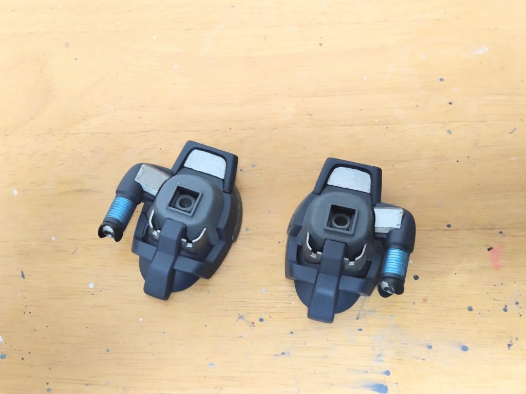 見えなくなりますが、脚部も色々塗ってみました。