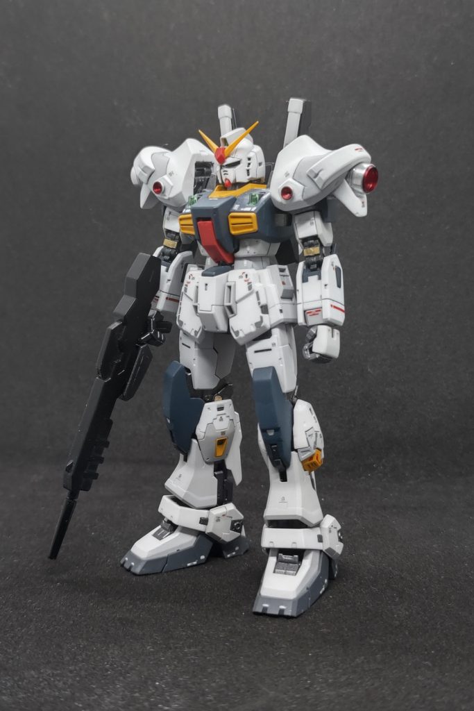 ベースはほぼティターンズ版のMK-Ⅱですが,膝はHGからモンテーロとMK-Ⅱのミキシング,肩はジャハナムの肩を良い感じで削り,MK-Ⅱの肩にすっぽり被せられるようにしました.そのままでは浮いてしまうのでスジ掘りと色分けでなんとかしています.ライフルはジャハナムのものをベースに,銃口とエネルギーパックをMK-Ⅱから移植し接着しました.肩周りのバーニアはガンプラ生活で初めてメタルバーニアを使用しました.高級感がたまりませんね.デカールですが,当初の計画の関係&HGのパーツをディティールアップして使用しているので,どの程度が適量かイマイチわからず,全身通して元のRGMK-Ⅱよりも少し間引きしています.