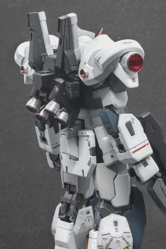 背面は正面同様,型のバーニアにメタルバーニアを使用し,ついでにバックパックのバーニアもメタルバーニアに置き換えてしまいました.高級感もあり,元のバーニアより一回り大きくなったので推力も上がってくれそうで一石二鳥です.もう一つ変更点として,バックパックのサーベルラックから生えていたメッシュパイプですが,改修が施されたアピールで無くし,元の穴はジャンクパーツから適当なダクトを用意し取り付け塞いでいます.メタい話をするとメッシュパーツの扱いが面倒なので無くせる理由があるのは便利だったりします.