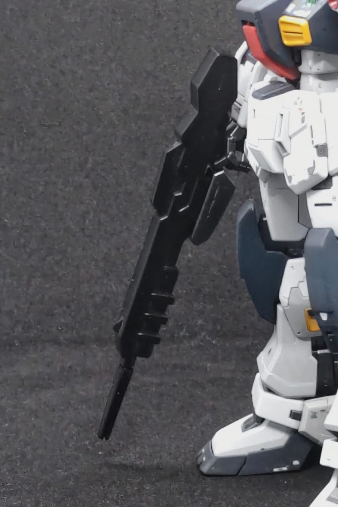 ライフルですが,ゼータ以降にありがちな細長い銃口とエネルギーパックをそのまま付けるだけでグッと宇宙世紀らしくなり,ゼータや百式と並んでも違和感があまりないと思うのは私だけでしょうか?膝は片方をミキシングで製作し,反対はレジンとシリコンで複製しました.今回は良い感じですが要練習です.