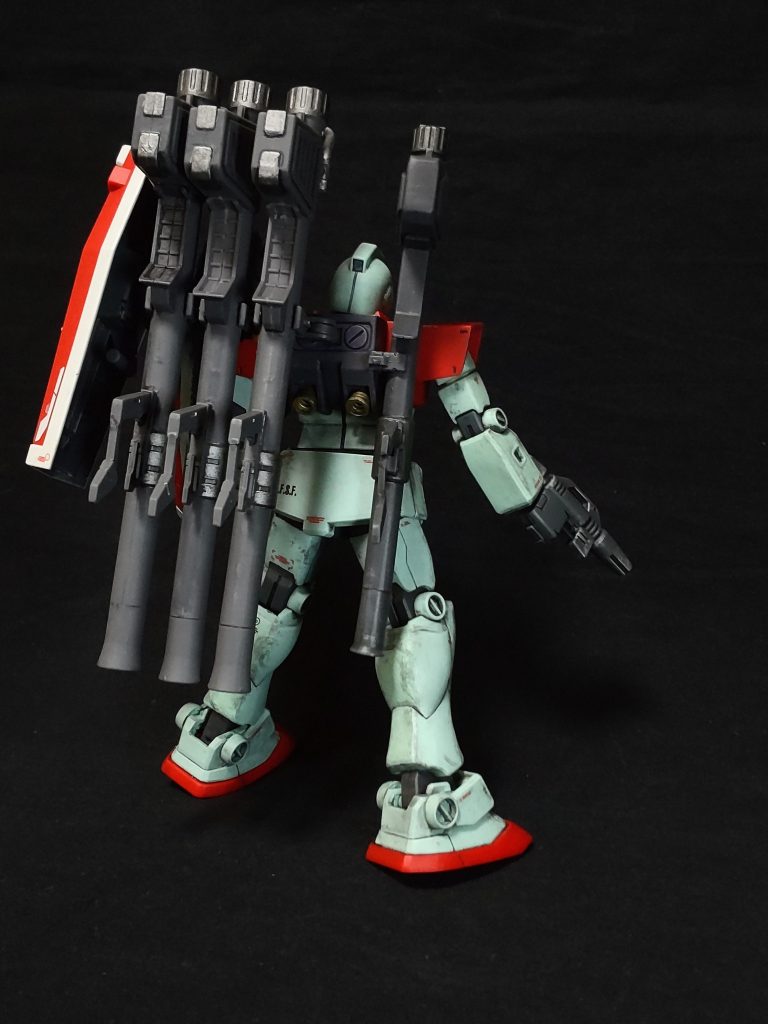 HGガンダムで作成したウェポンラックを装備して背面にバズーカ4丁。HGガンダムはコチラ↓https://gumpla.jp/hg/1310846