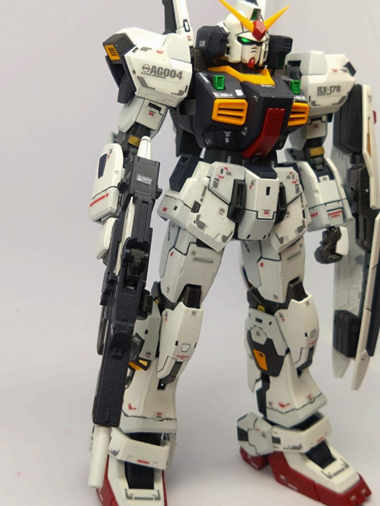 せっかくRGなので苦手なスジボリは程々に、パーツの色分けと付属のデカールを頑張ろうと。前作でモノクロのZガンダムを作ったので、コントラスト強めにしました。デカールは地獄でした。