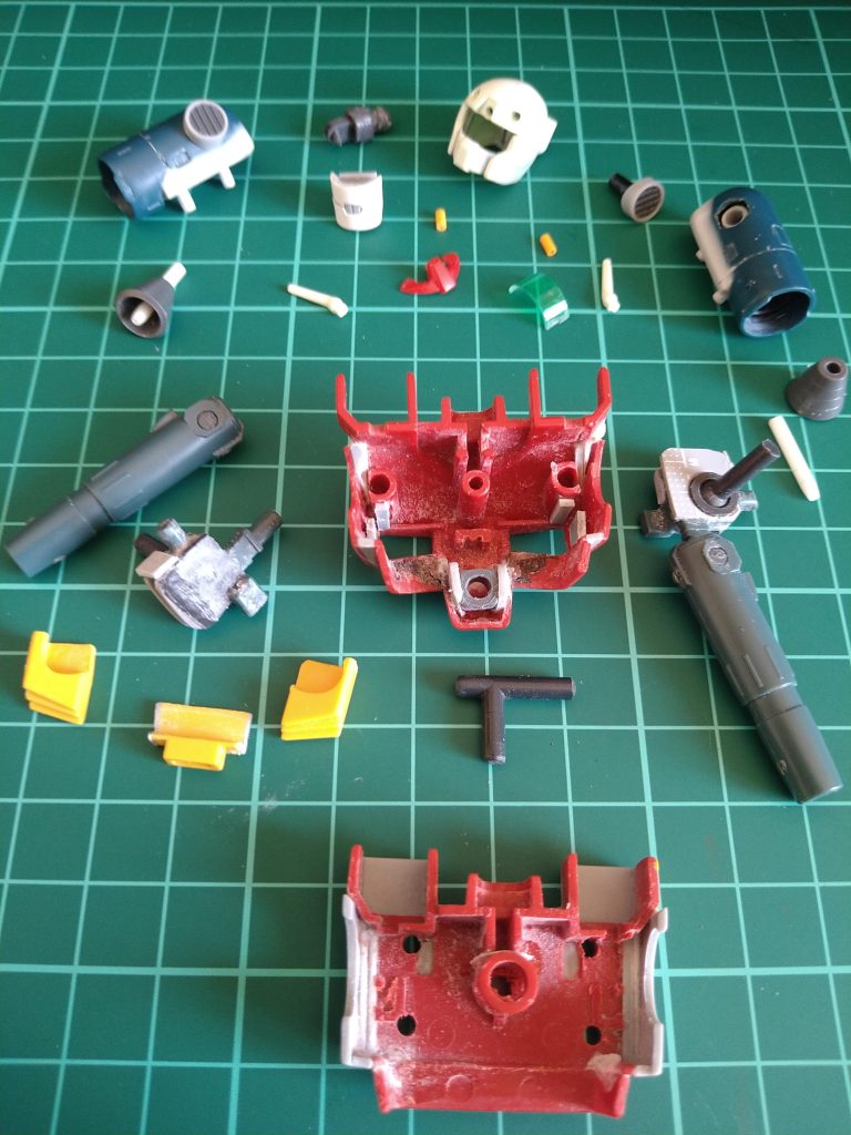 完成急ぎ見えない所いつも以上に汚いです…😭真ん中の上の方に散らかっておりますのが、〘頭部パーツ〙でございます!🤗ゴーグルクリアパーツ化の為、マスク部分も一度切り取り、よく見ないと解らない位『ほんの少し』だけ〘前〙に出して接着しております!😚〘頭部外装パーツ〙の下にある2つの小さな黄色いパーツが、黄色いランナーから作った〘頭部バルカンパーツ〙その左にあるのが〘頭部内のカメラパーツ〙塗装後に〘ゴーグルパーツ〙を後ハメしたかったので、こちらも〘ゴーグルパーツ〙取り付け後後ハメできるように制作致しました!😁〘頭部パーツ〙の左右にございますのがバーニア…〘ランドセルパーツ〙でございます!私の好みに合うように2つに分けました!😚キャノン砲の排気口も旧HGキットの特徴を残し、そのまま使おうとも思いましたが、やはり私の好みに合わせ《丸形》に作り替えました!😚真ん中にある〘胸パーツ〙可動制作は〘ジム②〙と同じでございます!😚見た目変更の改造方法は、脇下側面の壁を一度切り取り切断部に2ミリ位に細く切った《1ミリプラバン》を2枚2ミリ位分貼り付け乾燥後、胸ダクト脇を 0(ゼロ)、背中側を2ミリ位になる様に切り取った側面のパーツを合わせながら斜めに削り接着、背中側もキャノン砲の外側の壁からストンとまっすぐになる様にプラバンで作りました!😅……なんか…うまく説明できない…😭スミマセン💦黄色い胸のダクトパーツも塗装後後ハメできるように切断しております!😚