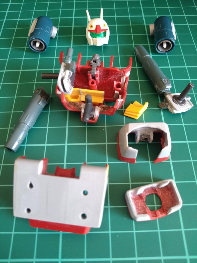 とりあえず〘頭部〙と〘ランドセル〙組んでみました!😚キャノン砲にくっついておりますパーツが〘肩接続パーツ〙なのですがボールジョイント無理矢理収めております!😅〘胸部ダクトパーツ〙の後ハメの際はこの〘肩接続パーツ〙にぶつかりそれ以上奥に入らないように調整しております!😚…後はお腹のパーツ…以前投稿させて頂いた〘ジム②〙とほぼ一緒でございます…😁