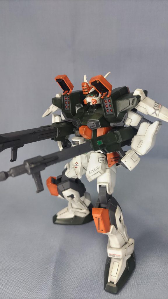 武器を構えて①このバスターガンダム武器を構えてさせにくい… 本当はスジ彫りやデカールも貼ってみたかったのですが、スジ彫りは根本的にやり方を間違えていたようで今回は中止しました( 試した所は修正で削除済)デカールも用意していたものが合わず、付属のマーキングシールのみ使用しました。