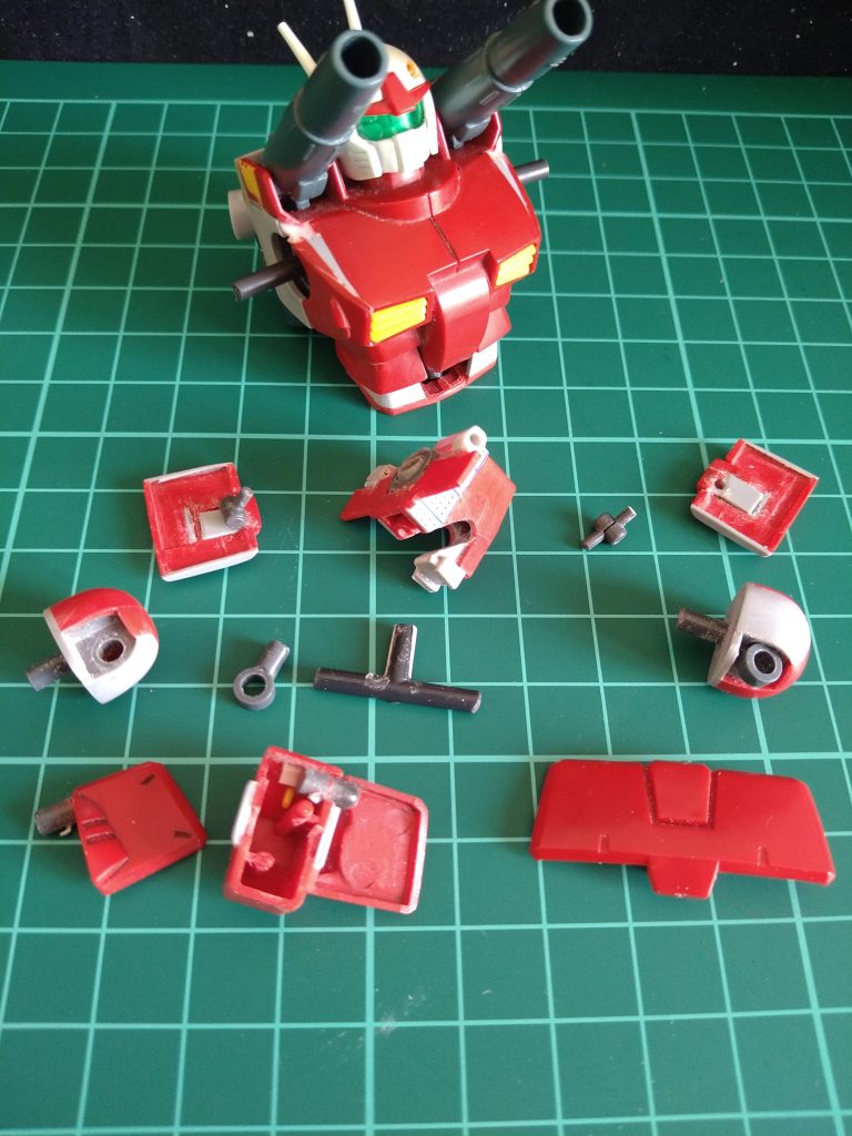 〘上半身〙組んでみました!😁こちらも以前投稿させて頂いた〘ジム②〙と可動制作はほぼ同じ…😁…ただ…股関節の引き出しとディスプレイ用の差し込み部には、どうしてもポリキャップを収める事ができませんでしたので、〘ややきつめ〙の調整をして、ヘタレ防止の為の〘何かツルツルスベスベしたテープ〙🤣ナマエワカリマセン!!💦貼り付け収めました!😆