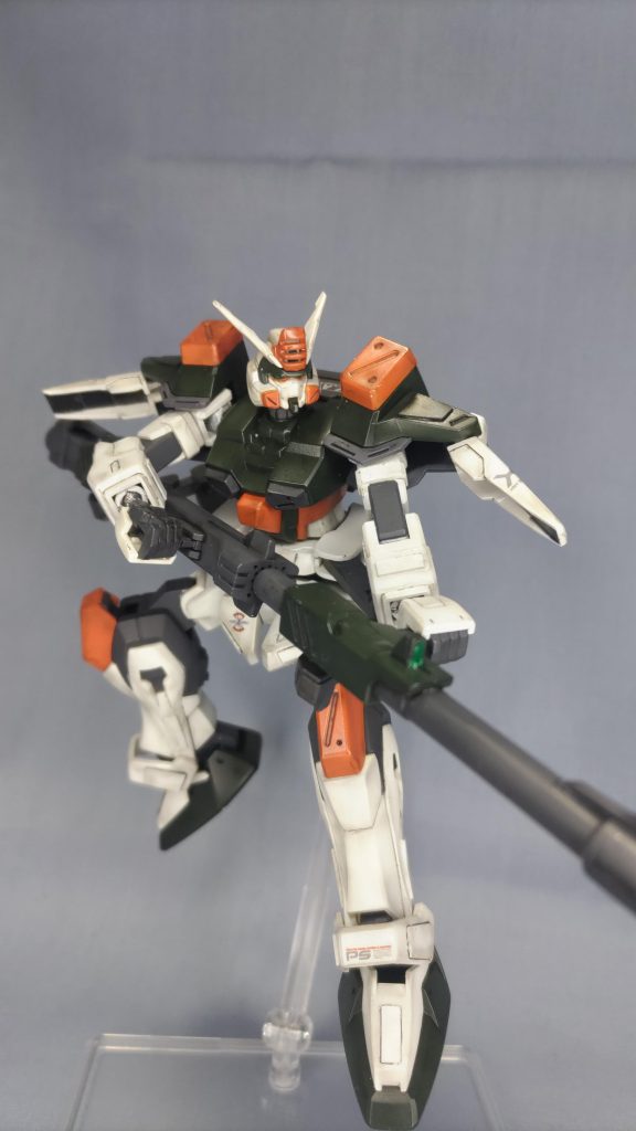 武器を構えて② 余談ですが、バスターの前に作っていたプラモデル( 非ガンプラ)を塗装中、充電式エアブラシのコンプレッサーが故障し、修理も不可となったため設置型コンプレッサーを購入しました。エア量調整できるようになったので、シャドウ吹き試してみたのですが……何か違うような、ただの汚しになってるような…