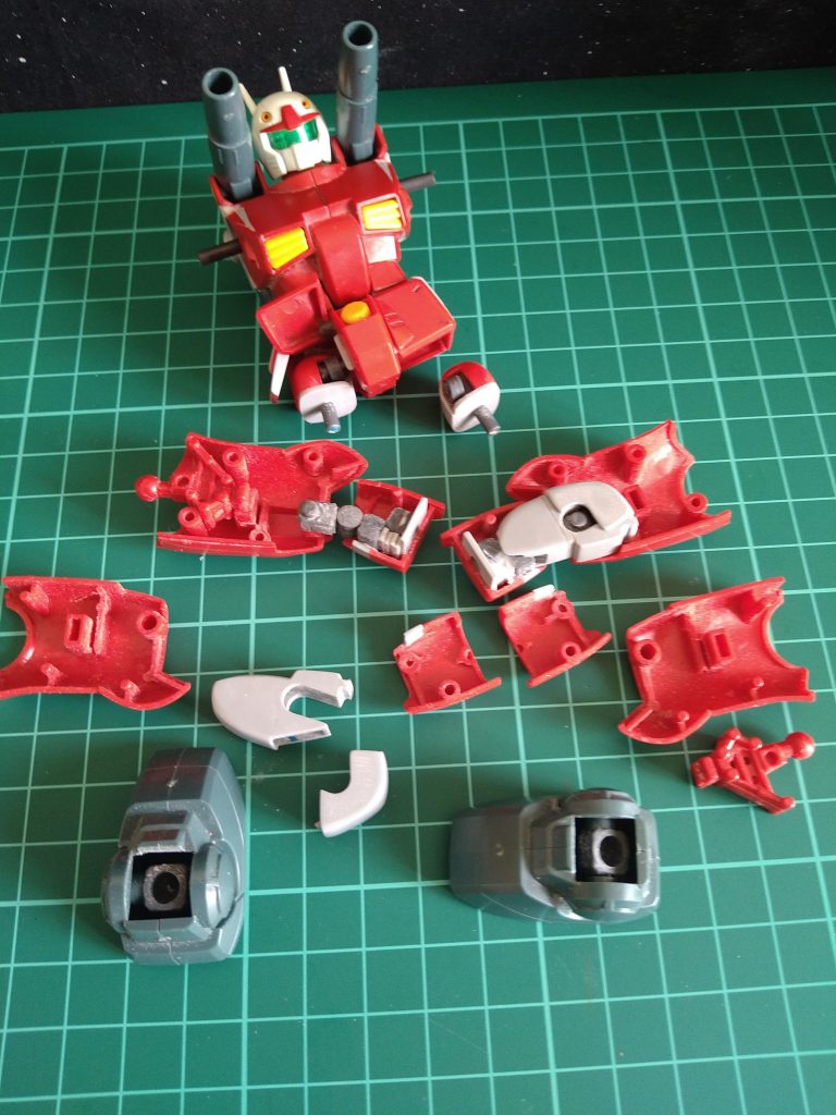 …前半…立膝のお話しの時ご説明させて頂いた2点可動点の距離…😚シルエットとか何とか…カッコつけてとても頑張って調整した風に書いてしまいましたが…🤔たしかに色々試し少し遠回りはしましたが、結果的には使わず余っていた他のキット付属のポリキャップに〘ジム②〙に使った物と同じ《KOTOBUKIYA》さんのパーツ差し込んだだけでございました!🤣🤣🤣切ったり、削ったり、くっつけたりはしておりません!😁これだけで私がイメージしていた可動点位置の確保ができましたので、とても良かったと思います!😆😆😆…しかも!…今回の改造制作での〘スネパーツ〙制作は無改造でできました!🤣🤣🤣ヤッタネ!真ん中より少し左下にございますのがその可動部分を隠す〘関節カバーパーツ〙でございます😚塗装後、全てのパーツはめ込みで制作しておりますので、この部分…膝を曲げた時、ポリキャップが見えてしまいますのでカバーを差し込んだ後、そのカバーに蓋をする様な形でもう一つパーツを制作しております!😁これで思いっきり膝を曲げても可動パーツ見えません!😆ちなみに太もも側の可動軸の方であまり曲がらないように調整しておりますので、こちら側から可動パーツが見える心配はありませんでした!😁