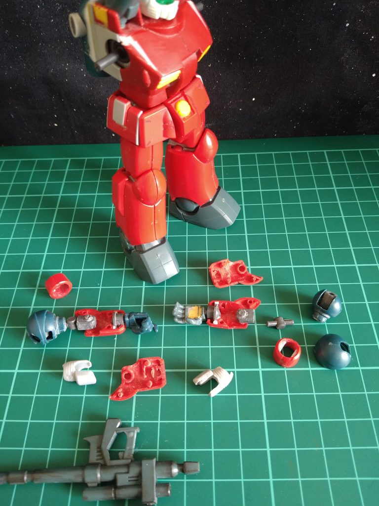 😁😆~~~~~~腕の制作~~~~~~~~~😊🤗今回は〘ヒジ関節〙も〘ヒザ関節〙と同じ理由…同じような方法でKOTOBUKIYAさんの《Tジョイント》を差し込むだけで可動の確保できました!😆ラク!ただ可動点の位置等を考えた所🤔…大、中、小、3種類の大きさの違うTジョイントの中真ん中の大きさのTジョイントを使った為ポリキャップへの接続がユルユル……と言いますか《クラクラ》でしたので、プラバン貼り付けてキツさの調整をしました…😚真ん中より少し右側にございますのが、〘肘関節カバーパーツ〙でございます!プラパイプを軸にプラバン、パテで作りました!😚このパーツは塗装後、差し込むだけでおしまいでございます!😆上半身の《見た目改造》は少し大変でしたが、可動制作の方は今回とても楽に進める事ができました!😆もっと激しく、大きなポージングをさせるにはこの方法では少し物足りなさがあるかもしれませんが、私の中でのガンキャノンに取らせたいポージングを考えると…十分すぎるほどの可動確保できました!😚そして《カバー》にする事で、見た目も私の持つイメージに近づけましたので、良かったと思います!🤗…これでガンキャノンの工作はおしまいでございます!😚