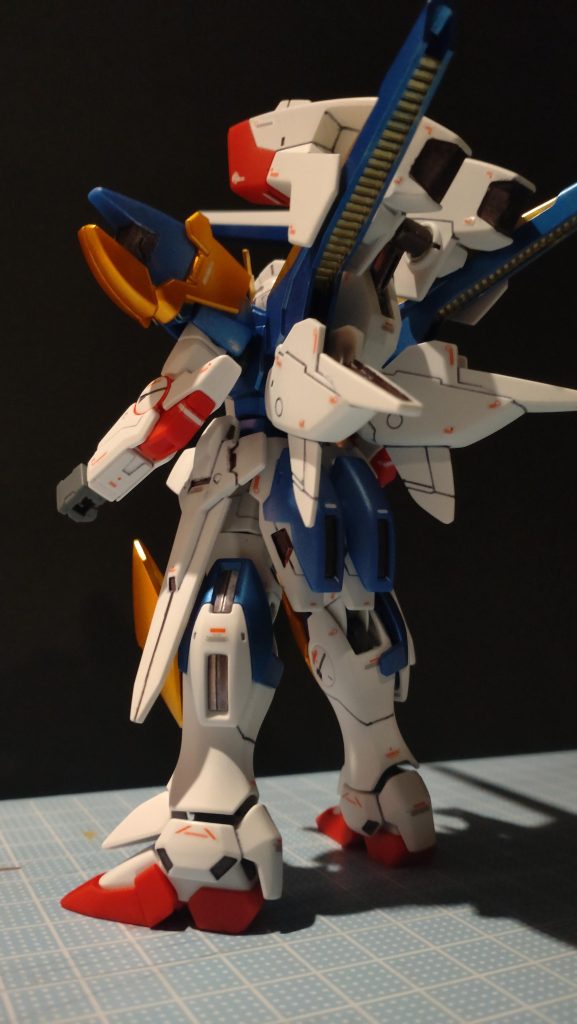制作時ですが、各種デカールはHGUCユニコーンのガンダムデカールを使用しています。左斜め後ろの姿、気に入ってます