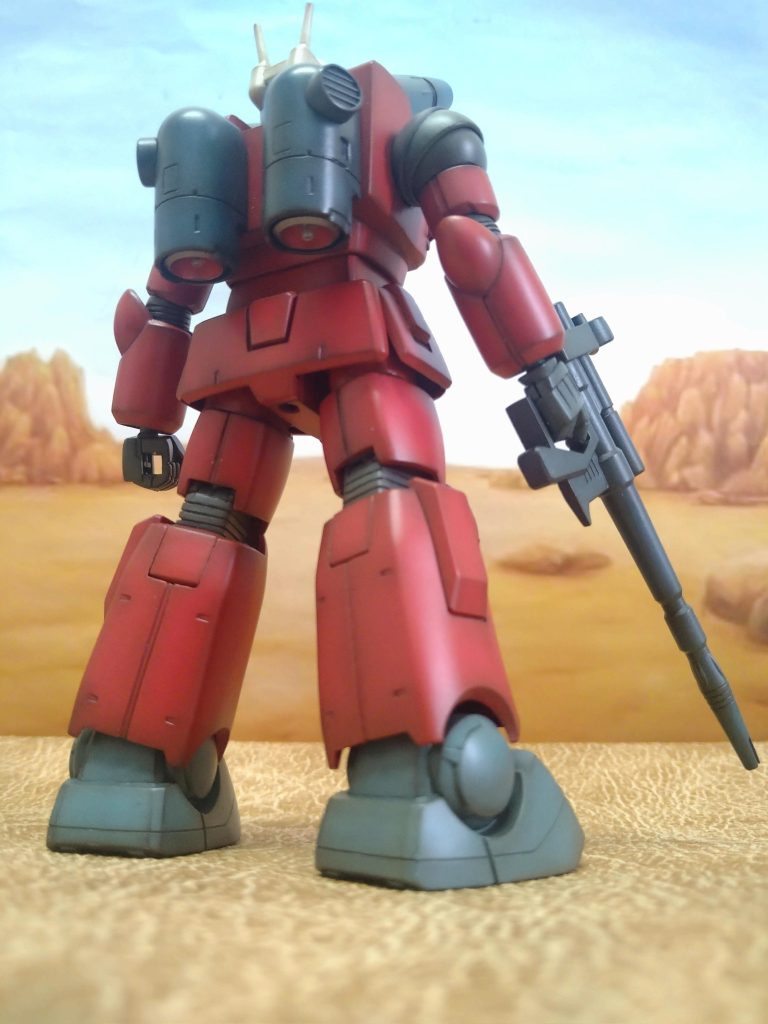 旧HGガンキャノンでございます!🤗またまた私の好みの話になりますが、旧HGガンキャノンの頭の大きさ、顔の形……ホント好き……😍😍😍…と、言う事で、趣味ガンプラの私にとっては待ちに待った久しぶりのガンプラ制作…😆タノシ~!今回の改造箇所は以前投稿させて頂いた『ジム』とは違い、私なりに意識して、私の好みの形に近づけるように〘見た目〙を変えました😁主に〘上半身〙胸部パーツは前から見ると、ぱっと見あまりわからないように…けど効果的に🤔…後ろから見ると、特に〘旧キット〙制作されている方でしたならわかって頂けると思います!🤗ランドセルは〘見た目〙がわかりやすい位変わっていると思います!😚頭部は、塗装しやすく、バルカン別パーツにしてゴーグルをクリアパーツにしました!😚後は、ヒジとヒザ…関節制作と言うよりは〘関節パーツカバー〙の制作になります!😁今回の可動改造の方法は、以前投稿させて頂いた〘ジム②〙の応用のような形になります…😚…ただ、私のさせたいポージングを考えた時、肩の引き出しまでは必要ございませんでしたので〘ボールジョイント〙にして制作、同じ理由で、足首も改造の必要無しと判断いたしましたので、キットのままでございます!😁.また今回も、以前入手しておいた、リサイクルショップでのジャンク品をバラしての制作でごさいましたが😅ジムの時とは違い、合わせ目消し加工もしておらず、パチ組状態でしたので、とても楽にバラす事ができました!😁…が!…何だか傷等が結構あり…😅しかも歯型の様な〘噛んだ跡〙まで付いておりました!😭😭😭でも今回、できるだけ早い完成!投稿を考えておりましたので、肉眼でよほど気になる傷、ヒケ意外は見て見ないふり😅で制作進めました!🤣