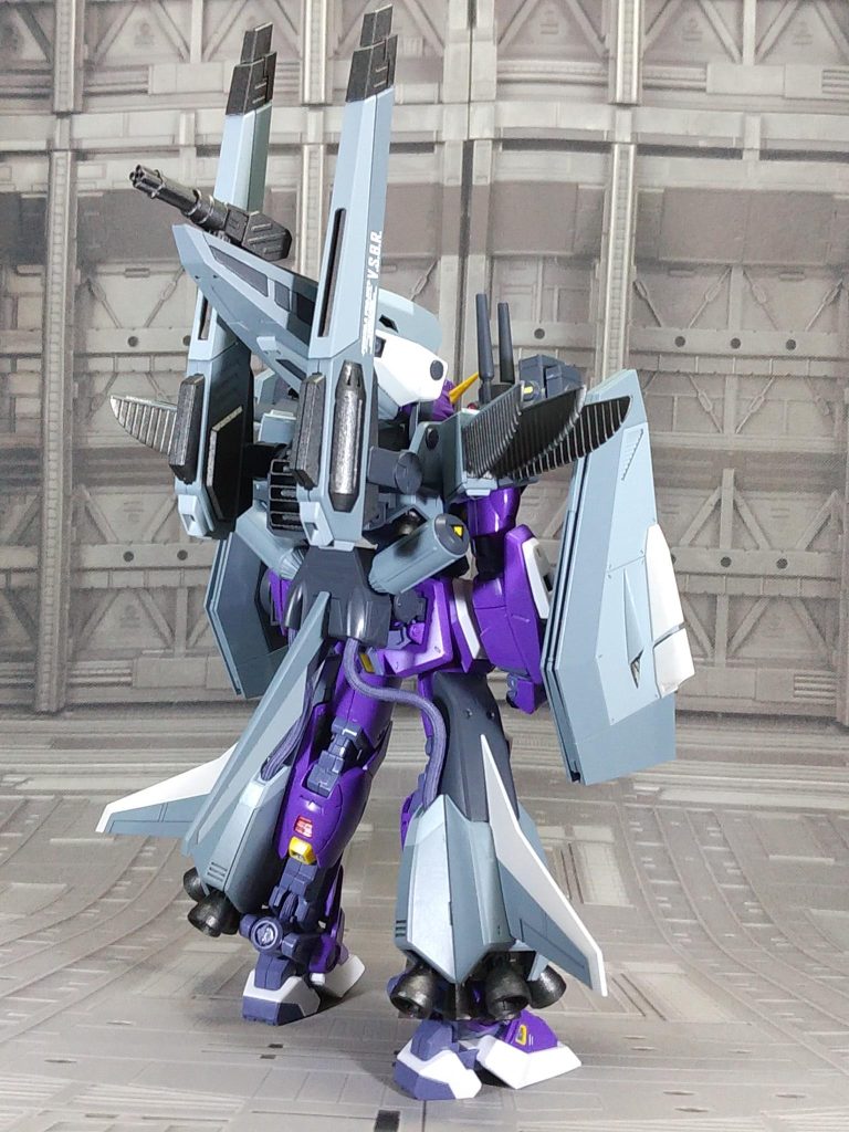 機体解説２P+Vタイプの試験には過去に装備、運用した記録が残るF90 2号機が務めた。搭載されたAI「C.A.III」の提案によりV.S.B.Rのグリップを廃し、V.S.B.Rの軽量化と射撃精度の向上を図っている。試験はほぼ予定通り行われ、収集されたデータも十分なものだった。しかし、無事に試験が終了したにも関わらず、ボッシュ･ウェラー大尉はアドミラル･ティアンムのブリッジを苦悶の表情を浮かべ後にするだった･･･。