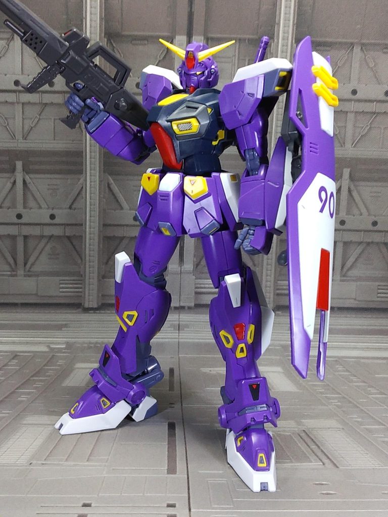 F90 2号機は以前投稿した「F90 Vタイプ」で使用しなかった1号機のフレームパーツと2号機の外装パーツを組み合わせて製作しました。腰とシールドの色分けの足りない白、胸のダクト周りのダークグレーを塗装、スミ入れをして仕上げています。