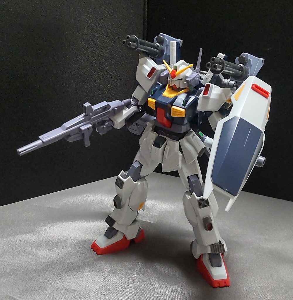 追加武装のガトリングガン可動域は広めで後方にも向けられます。