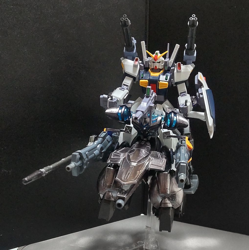 スタンド対応させてますので、浮かせて飾ることも出来ます。