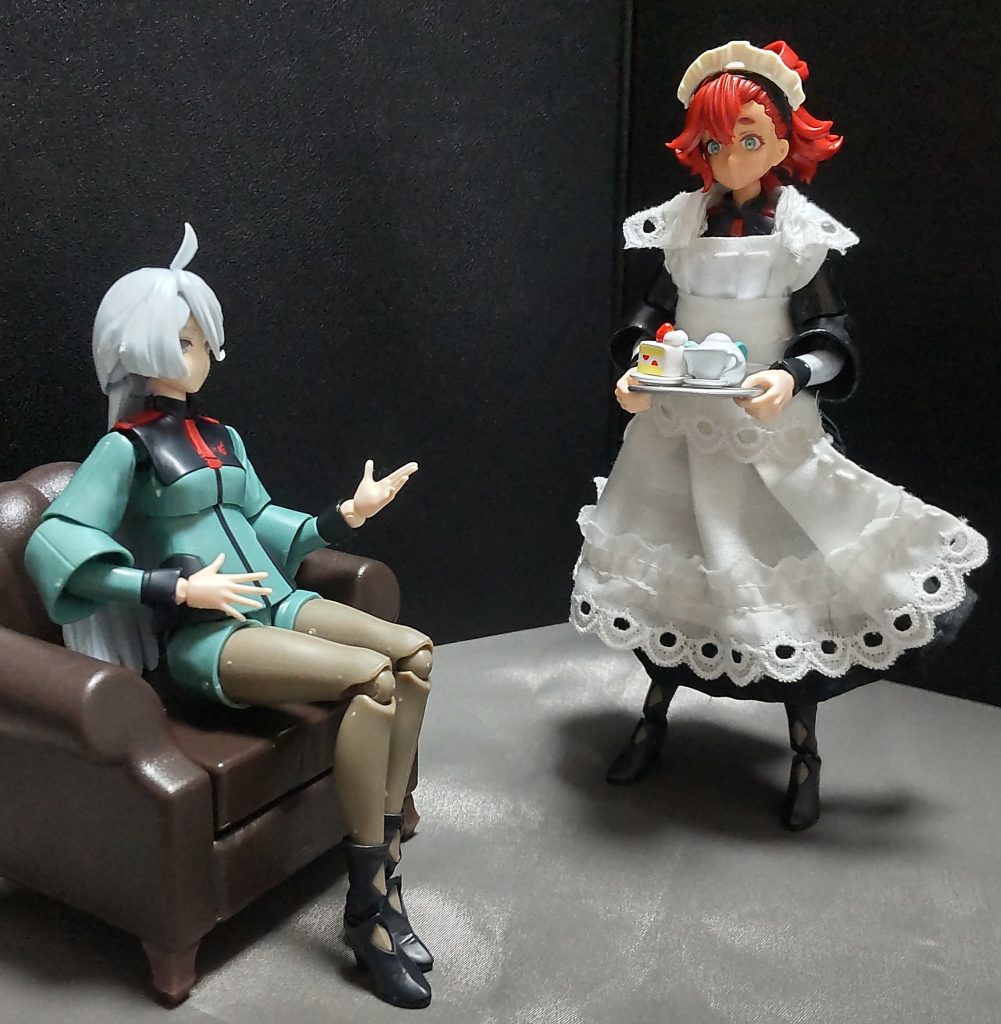 スレッタ「お、お茶とケーキをお持ちしました、ミオリネさん……」ミオリネ「あら、ありがと♪あんたのメイド服姿似合ってるわよ。」一方その頃……フェルシー「グエル先輩、大変ッス!あの水星女がメイド服なんか着てますよ!」グエル「メイド姿のスレッタだと!?フェルシー……言え、場所はどこだ!?」ラウダ「兄さん、カメラ片手に撮りに行こうとしないでくれ!?」