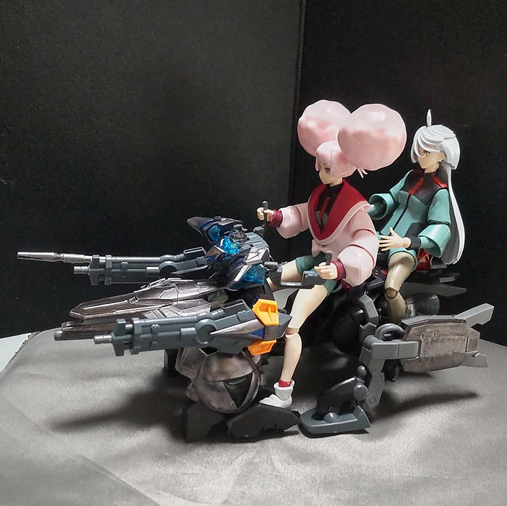 このメガライダーは美少女プラモにも対応していますし、後方のスペースも利用すれば二人乗りも出来たりします。