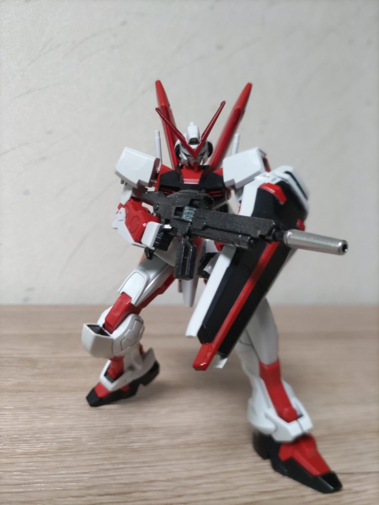 盾表面はマスキングしてスプレー塗装。ライフルもシルバーをうっすら塗装したのですがムラになった、、、まぁ味があるから良しとしよう