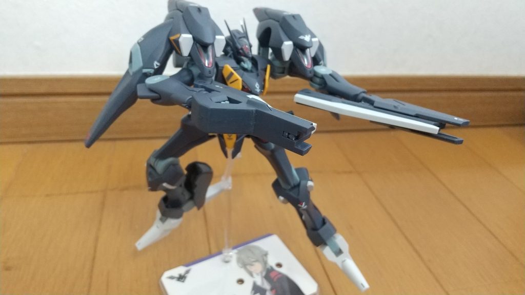 二丁拳銃。ちょっとスタイリッシュな感じになるようポージングしてみました。ビームカリヴァは合わせ目が出るので消しています。若干失敗しましたが…