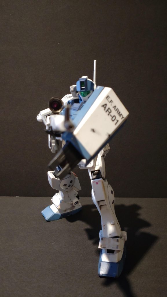 ジムスナイパーⅡにRGガンダムのデカールを貼って、ウェザリングしています。