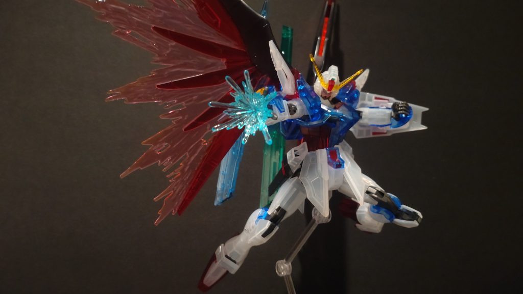 白のクリアパーツは、内部フレームをあまり透かして見せない乳白色のクリアパーツなのも良いキットだと思いました!