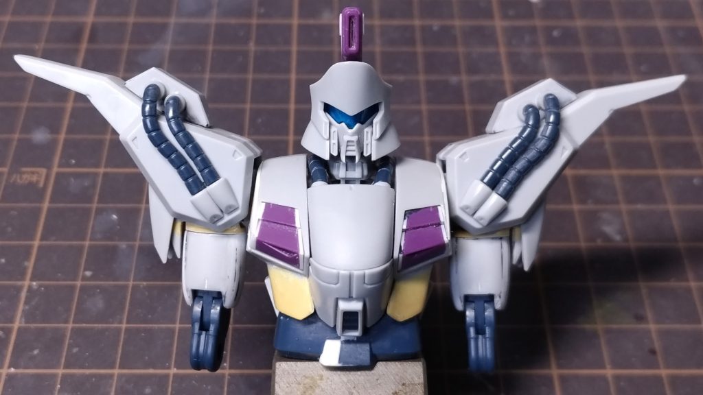 肩のパイプ周りは基部を削り落としてプラパイプで復活させたり、一体成型になっていた2本のパイプを分割したりしました。さらに胸と二の腕、お腹を幅増しして、お腹アーマーの上段をエポパテで延長しました。