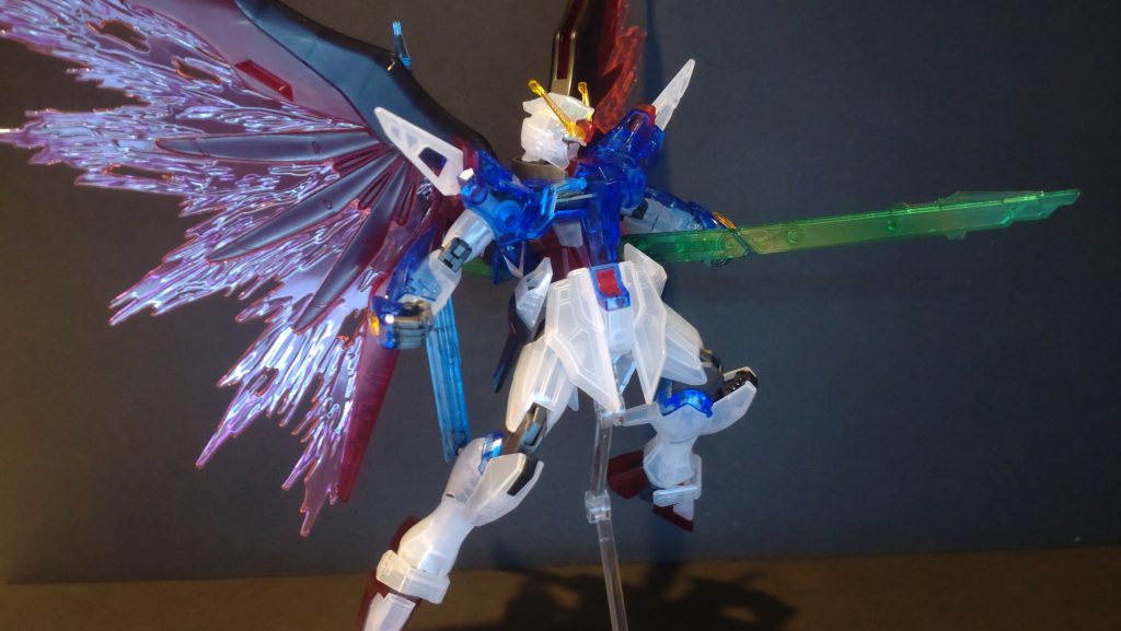 武器をもたせるのが中々苦労します。光の翼は後日塗装したいと思いました!