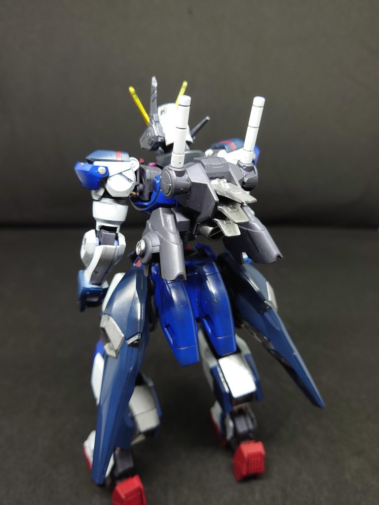 ガンダム・セラフアイン大災害後にかつて存在した2つの技術を結集したガンダムタイプのMSセラフシリーズの操縦方式は神経接続型で「人機一体」をコンセプトに神経接続を行うことで空間認識能力と機体の機動性、運動性を向上させることが可能だがパイロットは拡張手術を施さなければならない適合率の低さから限られた者のみが操縦することができなかった為セラフシリーズの量産が不可能であり少数しか製造されなかった機体自体にも拡張性があり様々な武装に対応できるようにハンドパーツにオーバーライドユニットを搭載されており機体のデータベース内にある武装データが一致すれば使用可能アカシックレコードの中に換装ユニットの存在が明記されているが製造法はデータの破損が著しく存在していた座標のみが記載されていたそうだ現在はジャンク屋ゼペットの手によって発掘され稼働まで修理はできたが肝心のジェネレーターは機体内部には無く急造で制作されたジェネレーターが搭載されている。