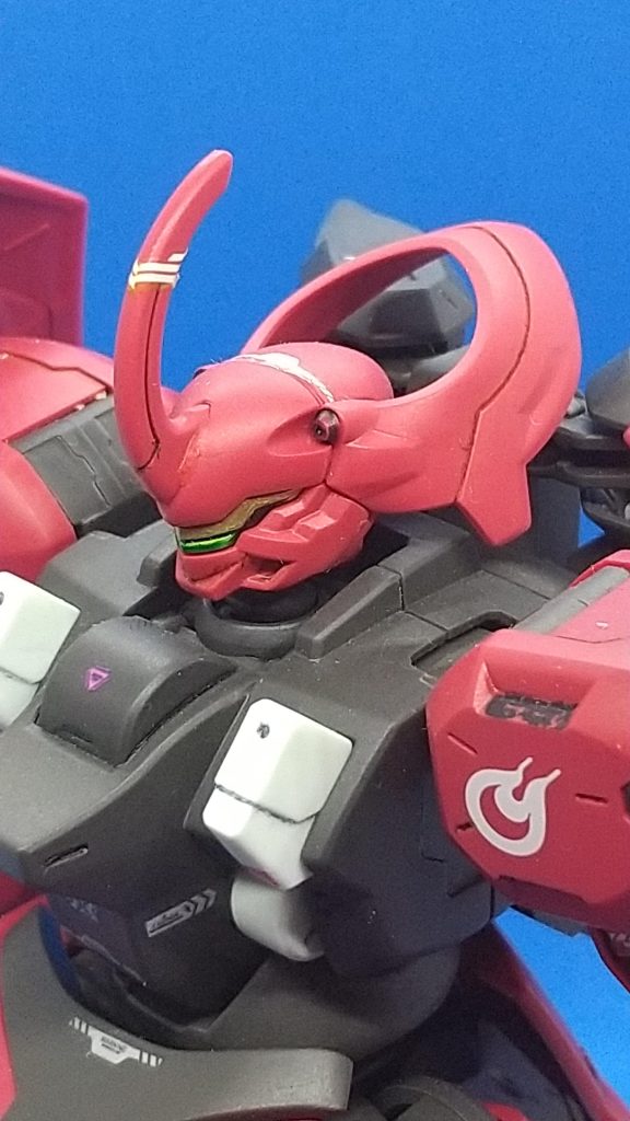 頭部アップ。カメラ部分はゴールドとルミナスメタグリーンで塗り分けました。