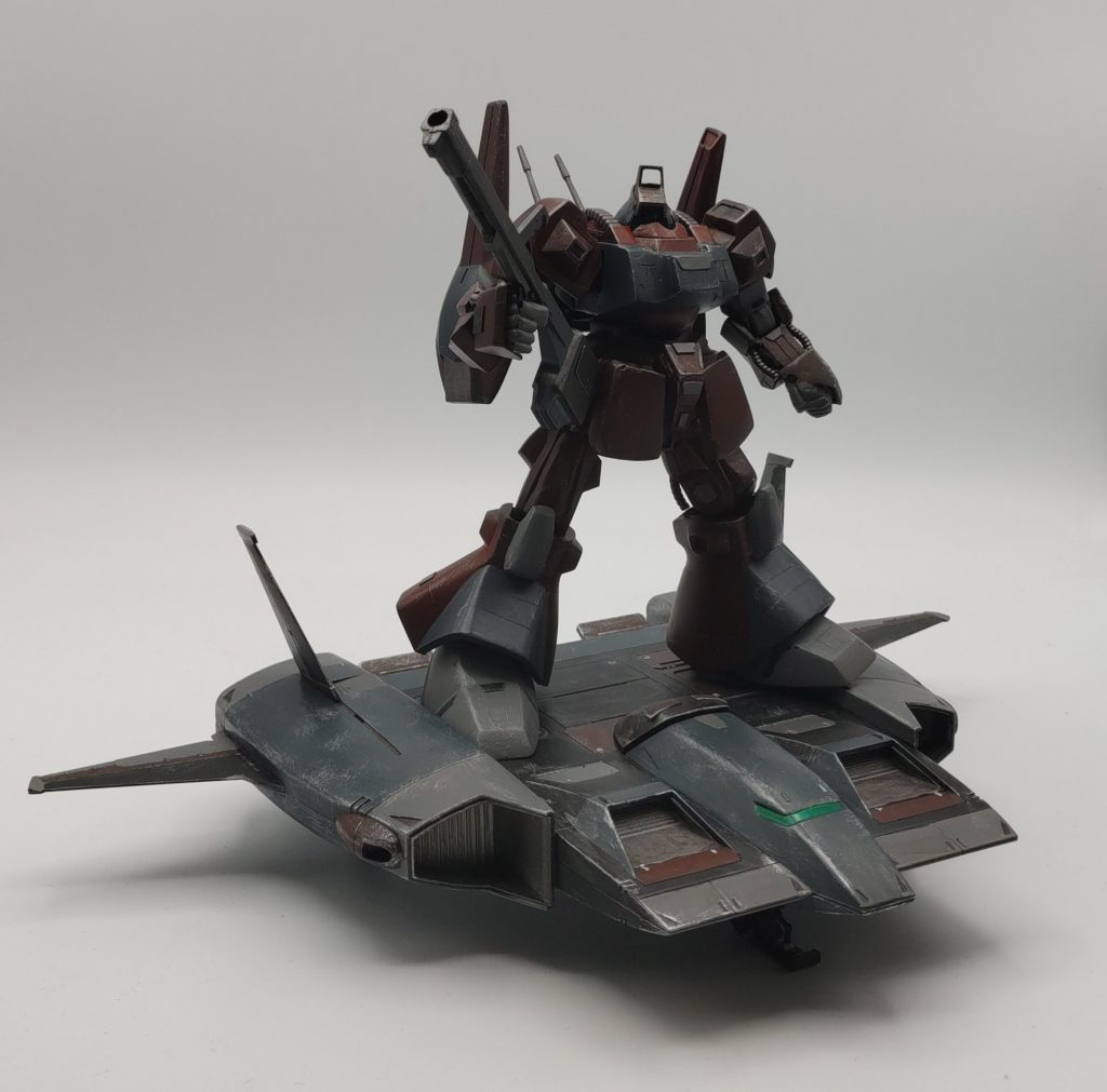 HGのドダイ改に載せてみました。光の当たり方によって、印象がかなり異なりました。