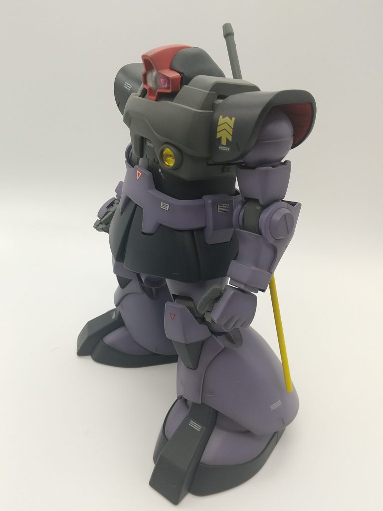 確か本体に限っては肩(黒)くらいしか、合わせ目処理する必要ない作り易いキットだと記憶してます(20年以上前に製作なので、確実ではありませんが)