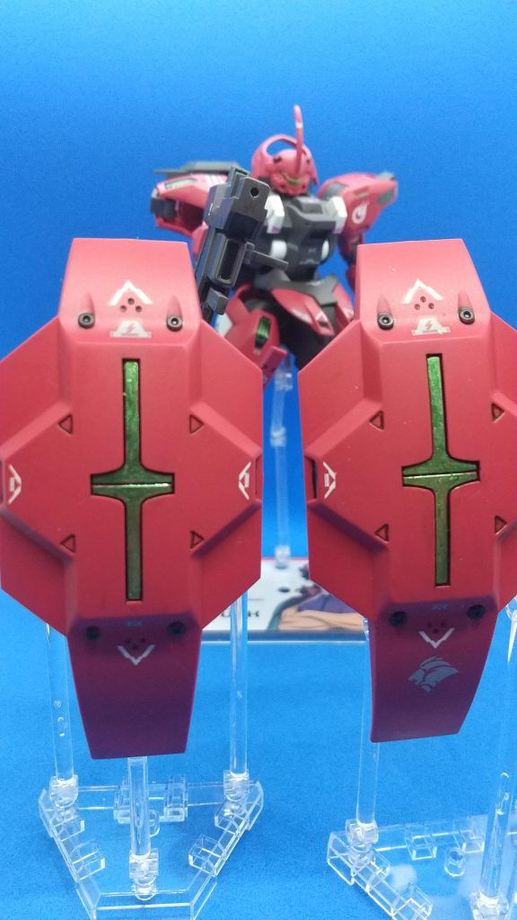 ダヤ・アンビカーを浮かせました。拡張パーツセットにウエポンディスプレイベースが1セット付属するので、このようなディスプレイもできます。。デカールはアンビカーのものを適当に貼りました。センサーのような部分はメタリックイエローグリーンで塗装しています。