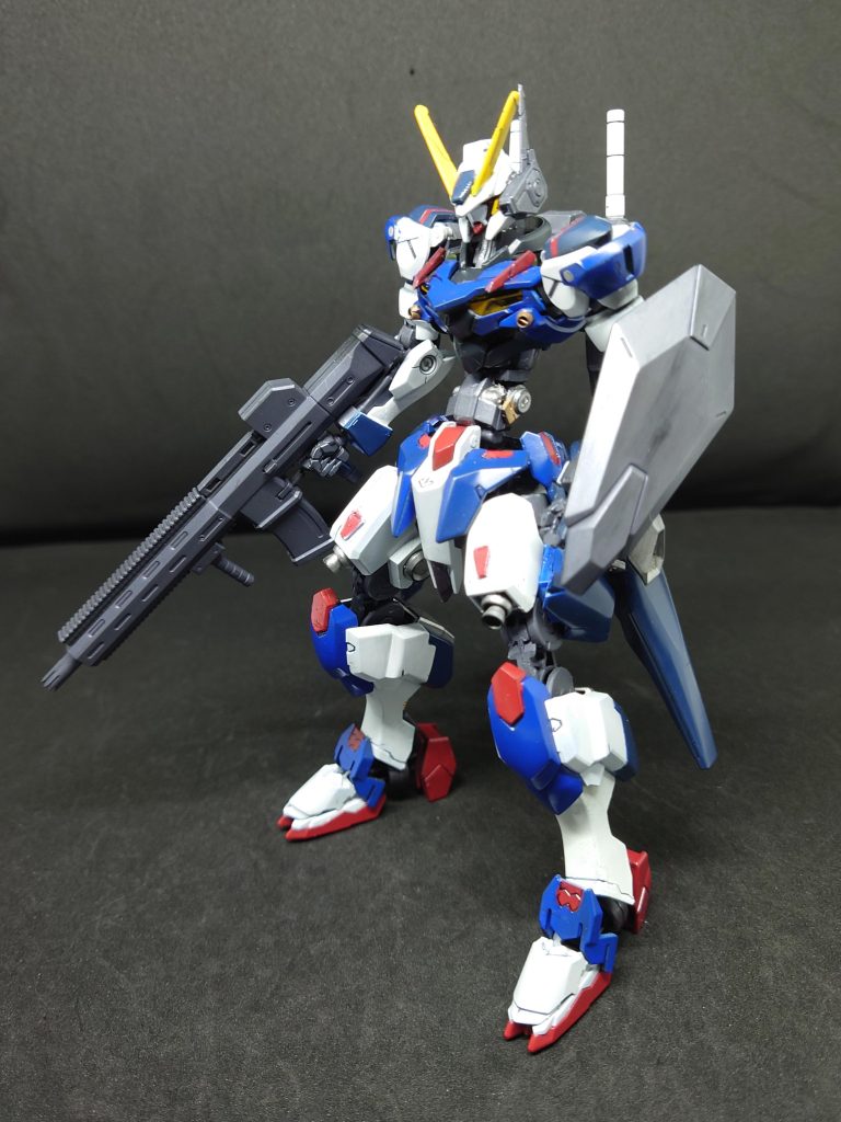 バックラーセラフアイン発掘後にゼペットが急造で製造した   シールド。小型で取回しがよくシールドバッシュなど格闘寄りの戦闘でも活躍する、強度は最低限備わっている。