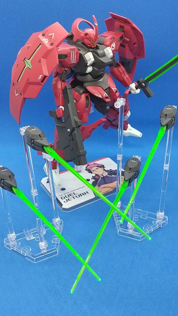 グスサー・イーシュバラを全部浮かせました。グリーンのビーム刃が2本足りないので、前回組んだガンダム ファラクトのサーベル刃を流用しました。