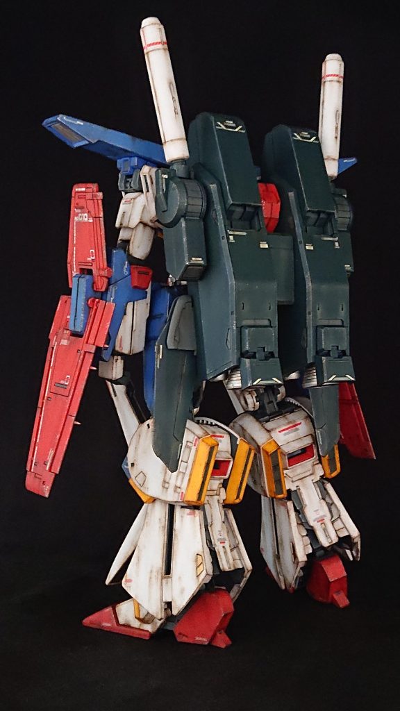 フィルタリングは、白色部分はブラウン系、赤、青及び黄色の部分はその色の補色のウェザリングカラーでフィルタリングを行いました。補色でフィルタリングをする目的としては陰影を際立たせる効果を狙っています。