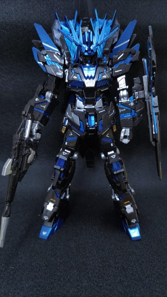 よく見ると後ろの羽(？)のとこに塗り忘れ箇所あります…使用塗料は全て水性ホビーカラーです。バンシィのイメージがツヤツヤのメタリックだったので、ほぼ全てメタル塗料で光沢クリアー塗ってます。イメージ通りで満足してます😆