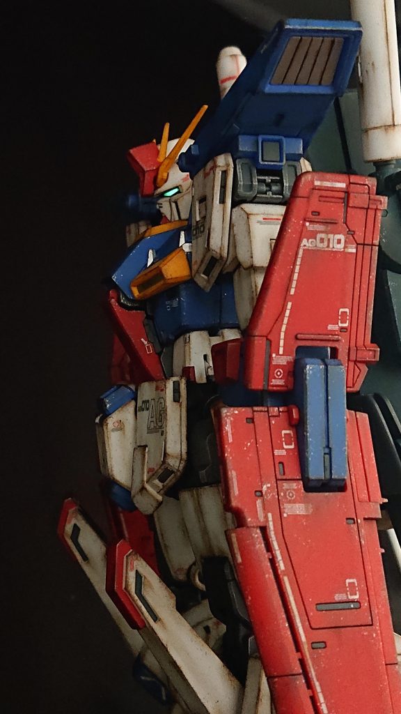 ウェザリングは、つや消し水性トップコートを吹いた後、各種ウェザリングカラーでフィルタリングを行い、黒及び銀色の水性塗料でチッピング、リアルタッチマーカーでストレーキング、ウェザリングマスターのオイルで仕上げをしています。