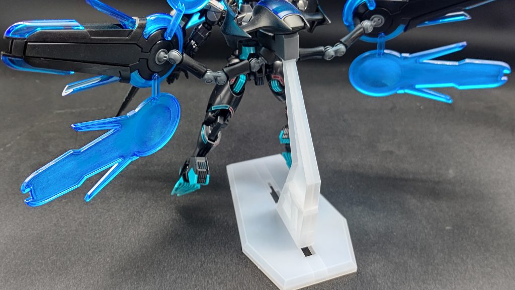 パーフェクトパックは無改造で取り付け可能だったので、リペイント以外はそのまま。後は反射による写り込み防止に一部クリアーパーツにヤスリがけでつや消し仕上げにしてあります。