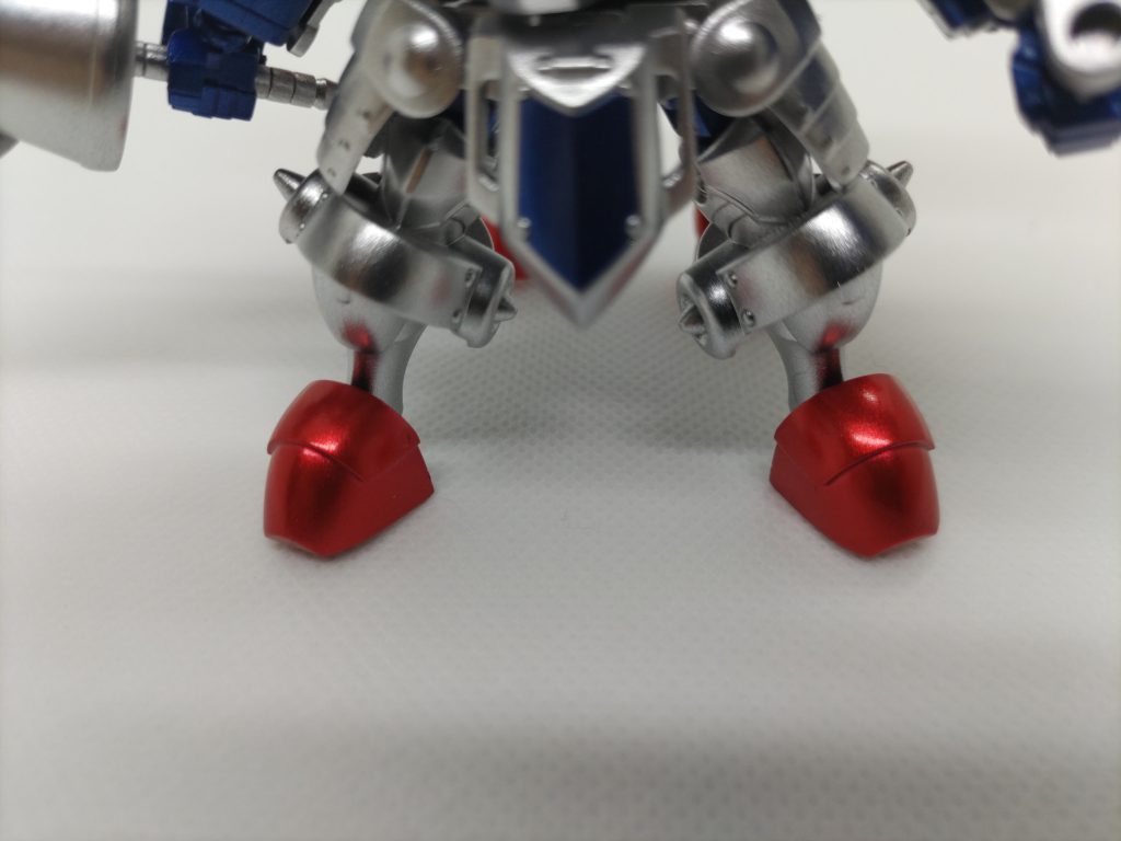 が、蹄のパーツはツートーンだと気づかず単色で塗装してしまいました(zaku-kao10)マスキングして塗装し直す気力は無く、ここでギブアップしました最後までご覧頂き、ありがとうございました!