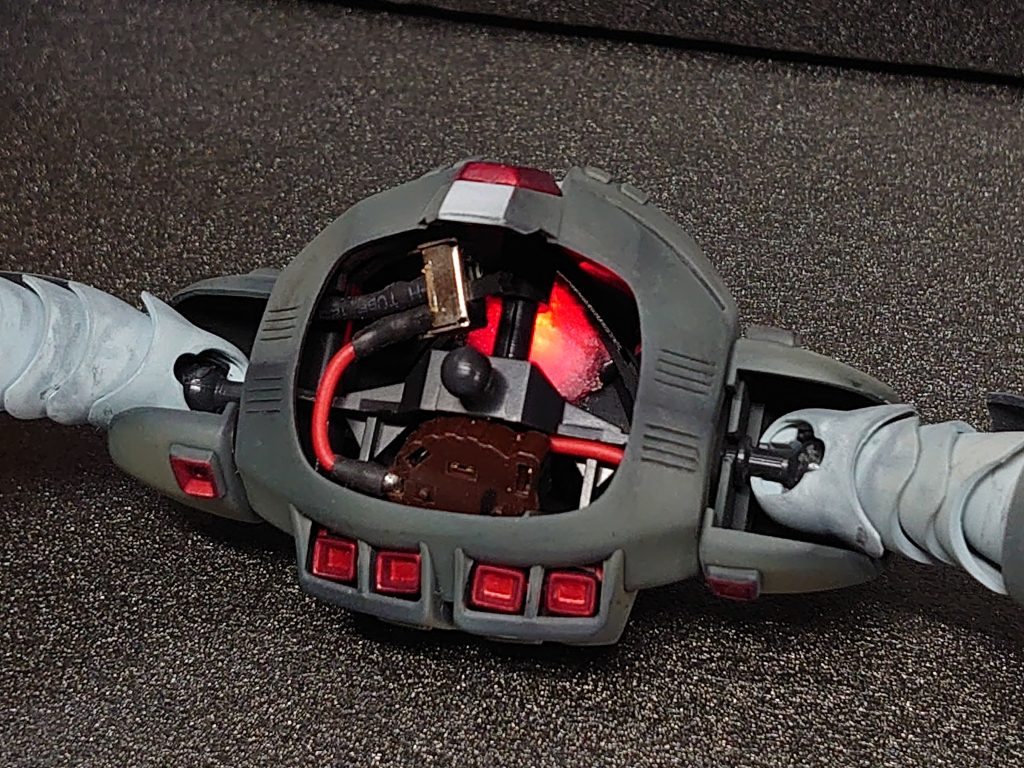 モノアイの電源とスイッチは腹部に格納。