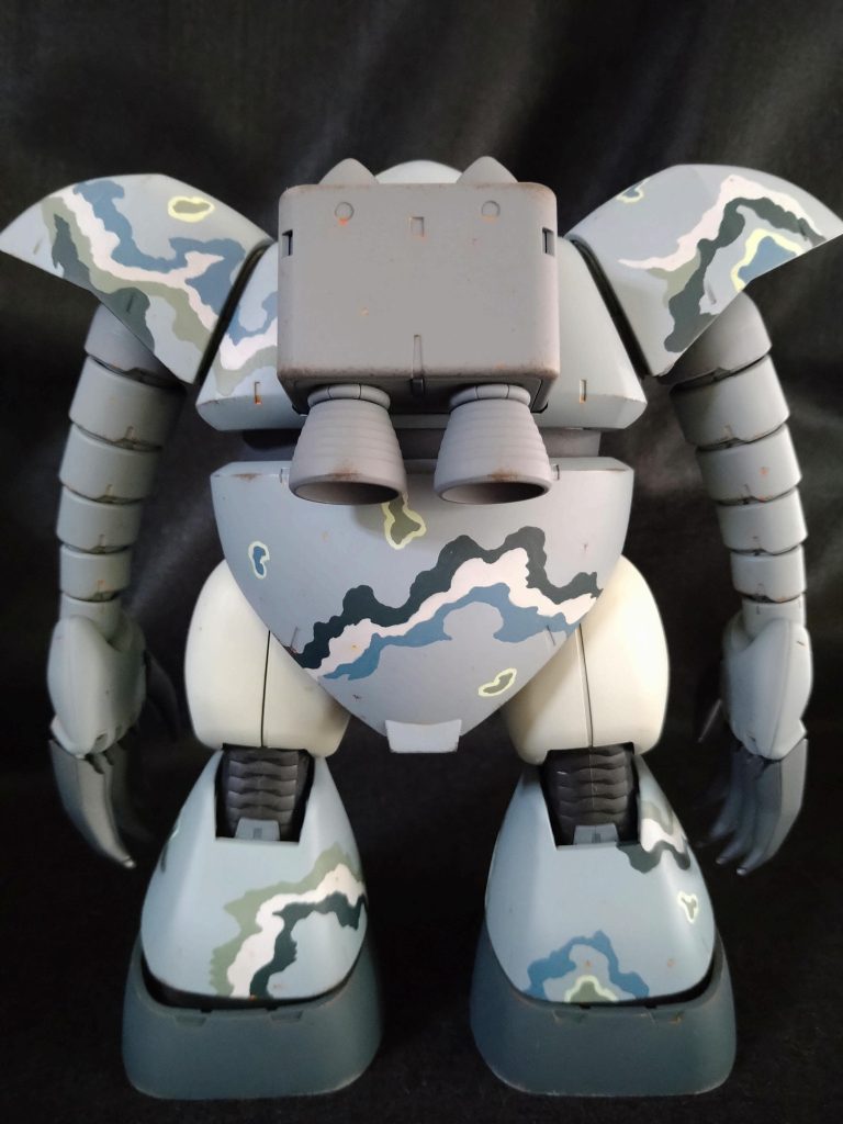 後。迷彩の線や形は、波やうねりをイメージしました。雲形とも破片形とも帯状とも違うテイストを心掛け、ただゴッグはのっぺりしてるので、少し神経質な感じも追加して描きました。上手く表現出来たかなぁ🤔