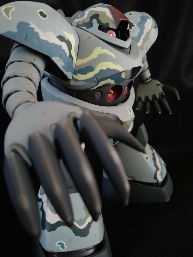 パケ絵のポーズを元に。右胸に薄い緑で波っぽいうねりを3本入れました。頭に浮かんだコレを描きたかったんですよね!(コレありきの水上迷彩でした。)結構カッコ良く描けた気がします😁