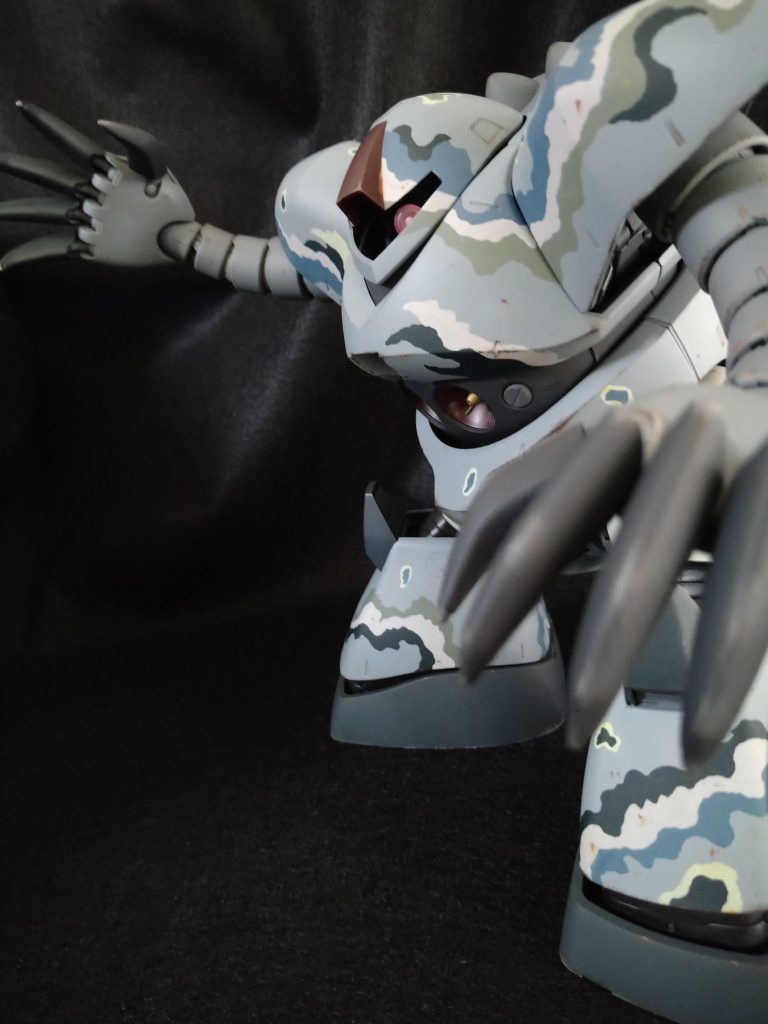 説明書の『設定』をよく読むと、ゴッグって地上での活動時間は1時間くらいなんですね!って事は、『急襲→即撤収』が基本運用?なので、足元のチッピングやウェザリングは控え目にしてます。全体的にも、小さいキズが錆びた感じの表現を中心にしました。写真だとあまり見えないのですが🥲