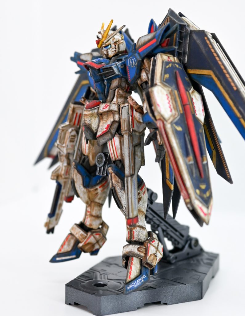 白地に赤のラインデカールを多用しております。個人的にはお気に入りです!色の濃い部分には白デカール、金デカールを使っています