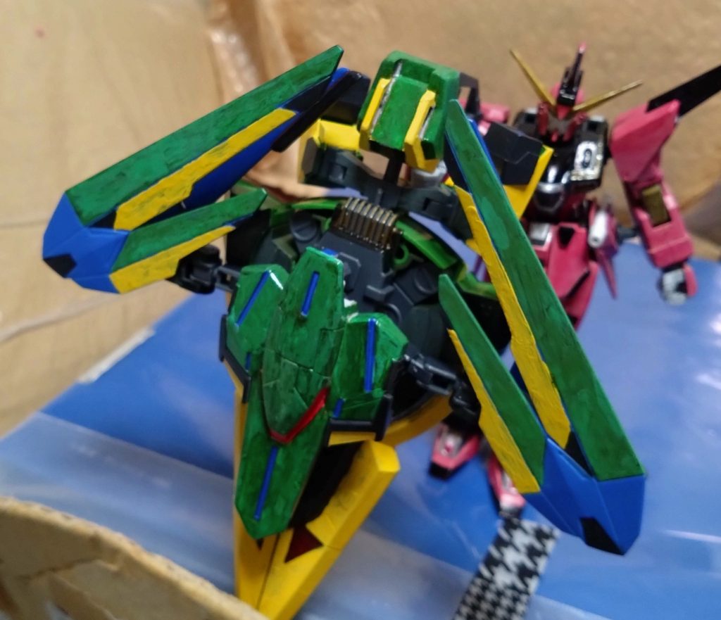 あらゆる攻撃を防ぎきる大型盾形態。『シールドフォーム』クロストラベラーの機体の中でトップクラスの防御力を誇るこの機体のシールド形態。単機はもちろん、味方機のシールドとしても使える。